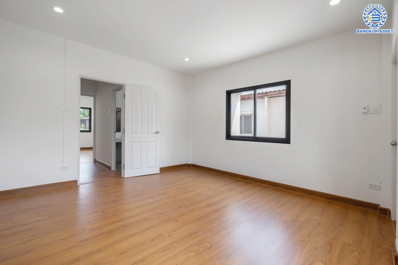 บ้านมือสองตกแต่งใหม่ ม.นันทนาการ์เด้นท์2 รัตนาธิเบศร์-ท่าอิฐ ทาวน์เฮ้าส์หลังใหญ่ ห้องริม แบรนด์ Property Perfect เนื้อที่ 34.5 ตร.ว. ฟังก์ชัน 2 ห้องนอน 2 ห้องน้ำ บนทำเลเดินทางสะดวก เชื่อมต่อหลายเส้นทาง ใจกลาง 2 เซ็นทรัลฯ เพียง 5 นาทีถึงรถไฟฟ้า "สถานีบางรักน้อยท่าอิฐ"